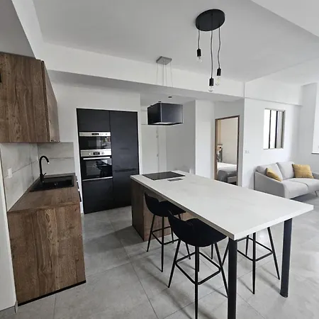 Grand T2 Refait A Neuf & Place De Parking Appartement *